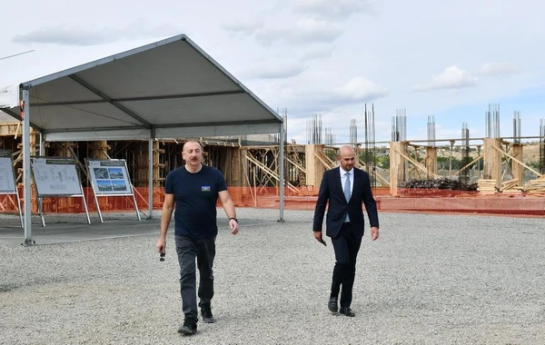 İlham Əliyev Cəbrayıl şəhərində orta məktəbin binasında aparılan tikinti işlərinin gedişi ilə tanış olub - FOTO