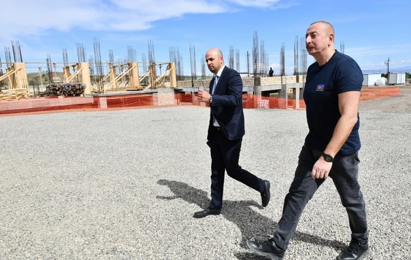 İlham Əliyev Cəbrayıl şəhərində orta məktəbin binasında aparılan tikinti işlərinin gedişi ilə tanış olub - FOTO