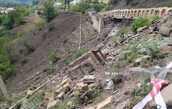 В Ярдымлы произошел оползень, движение по дороге затруднено - ФОТО