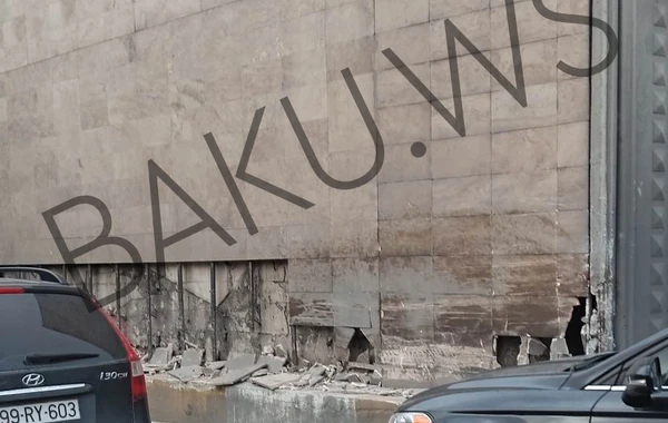 Bakı-Sumqayıt yolunda yük maşını qəza törədərək aşıb - FOTO