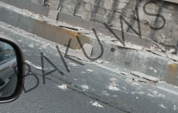 Bakı-Sumqayıt yolunda yük maşını qəza törədərək aşıb - FOTO
