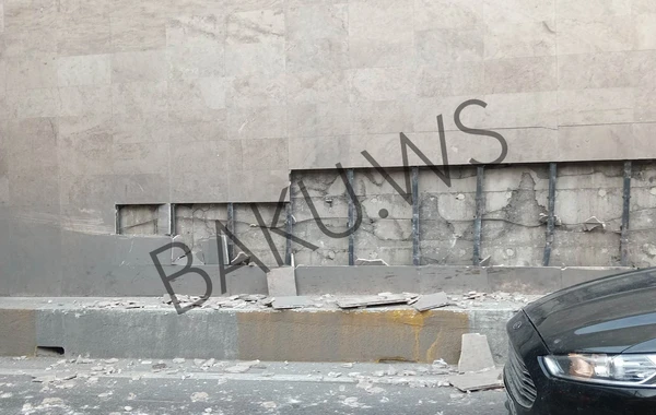 Bakı-Sumqayıt yolunda yük maşını qəza törədərək aşıb - FOTO