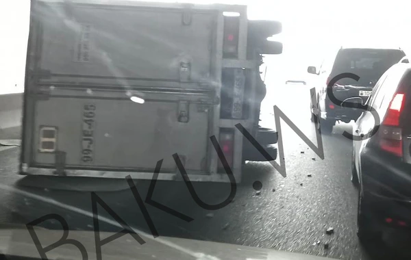 Bakı-Sumqayıt yolunda yük maşını qəza törədərək aşıb - FOTO