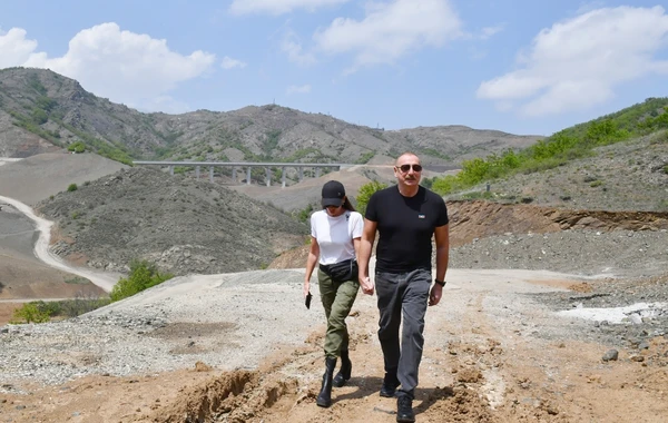 İlham Əliyev və Mehriban Əliyeva Əhmədbəyli-Füzuli-Şuşa yolunda görülən işlərlə tanış olublar - FOTO