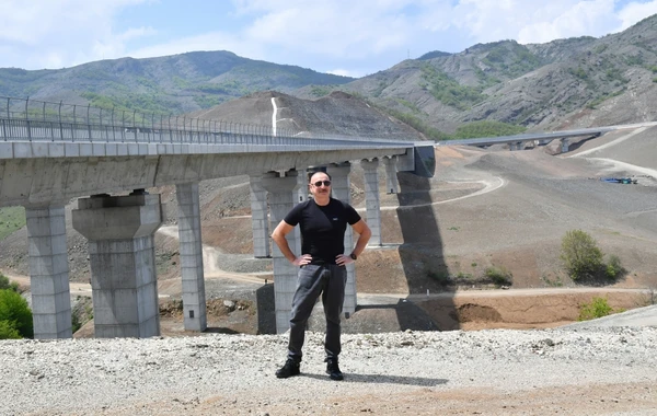 İlham Əliyev və Mehriban Əliyeva Əhmədbəyli-Füzuli-Şuşa yolunda görülən işlərlə tanış olublar - FOTO