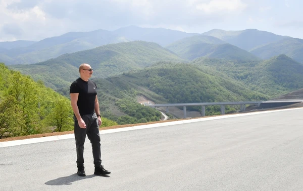 İlham Əliyev və Mehriban Əliyeva Əhmədbəyli-Füzuli-Şuşa yolunda görülən işlərlə tanış olublar - FOTO
