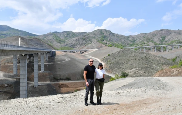 İlham Əliyev və Mehriban Əliyeva Əhmədbəyli-Füzuli-Şuşa yolunda görülən işlərlə tanış olublar - FOTO