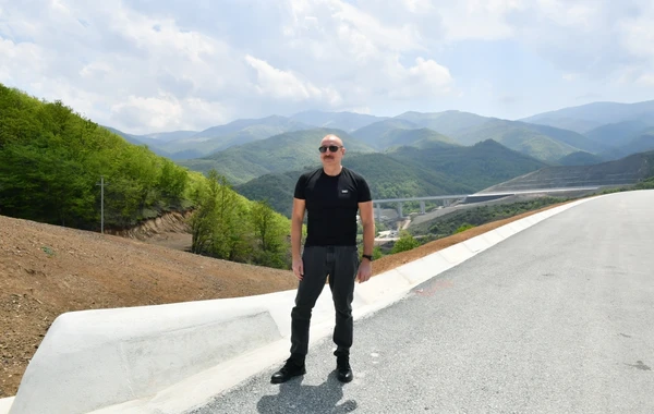 İlham Əliyev və Mehriban Əliyeva Əhmədbəyli-Füzuli-Şuşa yolunda görülən işlərlə tanış olublar - FOTO