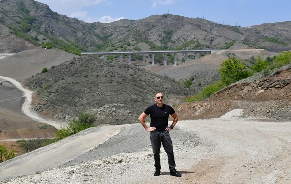İlham Əliyev və Mehriban Əliyeva Əhmədbəyli-Füzuli-Şuşa yolunda görülən işlərlə tanış olublar - FOTO