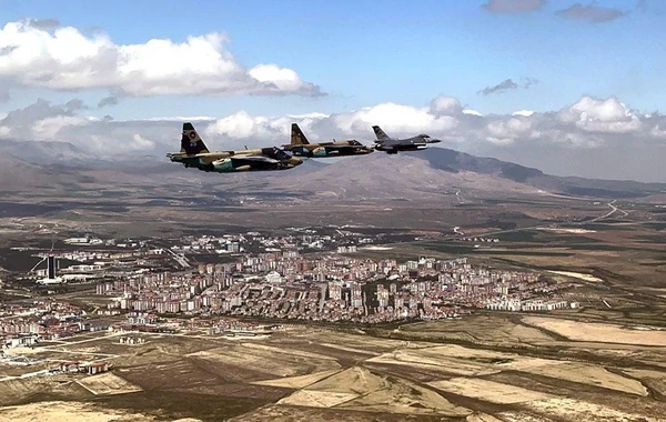 Azərbaycan Ordusunun pilotları Türkiyədəki təlimdə növbəti tapşırıqları icra edib - FOTO/VİDEO