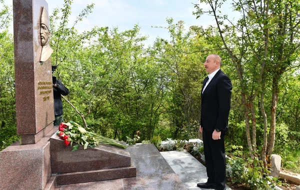 Prezident İlham Əliyev Cıdır düzündə Mir Möhsün Nəvvab Qarabağinin məzarını ziyarət edib - FOTO