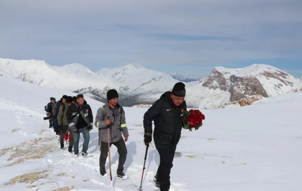 Ekologiya və Təbii Sərvətlər Nazirliyinin bir qrup əməkdaşı “Heydər zirvəsi”nə yürüş edib - FOTO