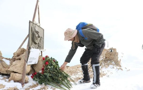 Ekologiya və Təbii Sərvətlər Nazirliyinin bir qrup əməkdaşı “Heydər zirvəsi”nə yürüş edib - FOTO