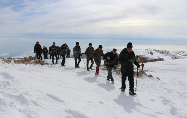 Ekologiya və Təbii Sərvətlər Nazirliyinin bir qrup əməkdaşı “Heydər zirvəsi”nə yürüş edib - FOTO