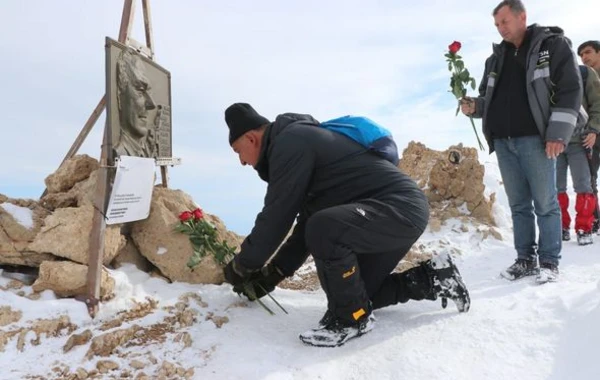 Ekologiya və Təbii Sərvətlər Nazirliyinin bir qrup əməkdaşı “Heydər zirvəsi”nə yürüş edib - FOTO