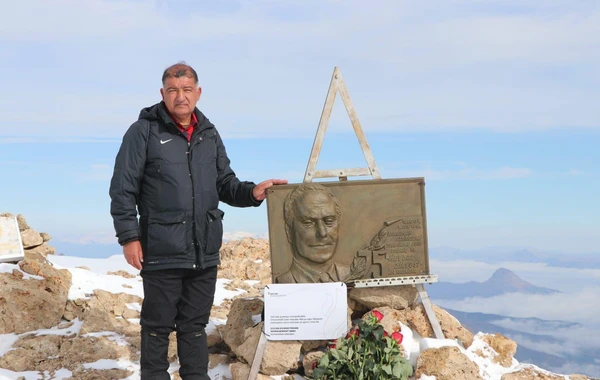 Ekologiya və Təbii Sərvətlər Nazirliyinin bir qrup əməkdaşı “Heydər zirvəsi”nə yürüş edib - FOTO
