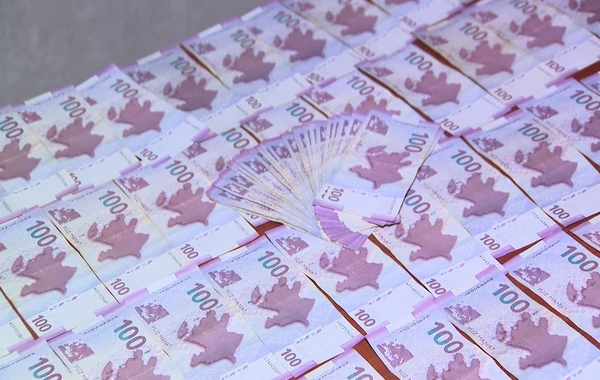 Bakıda “pub”da hesabı ödəyən şəxsi izləyib 8500 manatını aldılar - FOTO/VİDEO