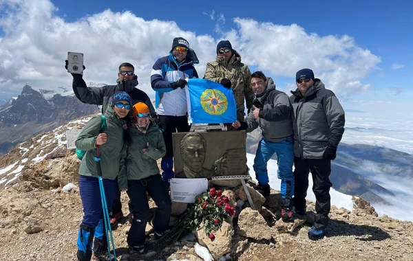 FHN-in bir qrup əməkdaşı “Heydər zirvəsi”nə yürüş edib - FOTO