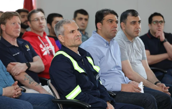 SOCAR, ARDNF və BP-nin nümayəndə heyəti Heydər Əliyev adına yarımdalma qazma qurğusuna səfər edib - FOTO