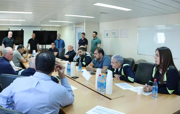 SOCAR, ARDNF və BP-nin nümayəndə heyəti Heydər Əliyev adına yarımdalma qazma qurğusuna səfər edib - FOTO