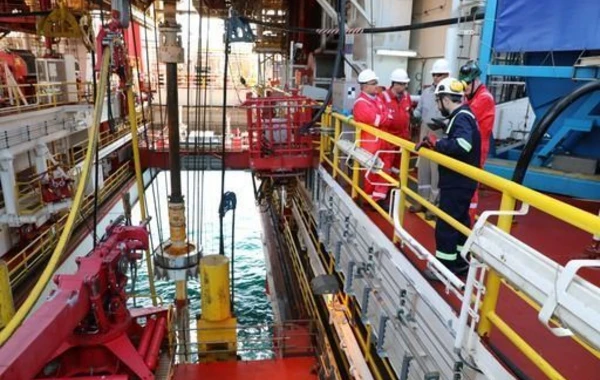 Делегация SOCAR, ГНФАР и bp ознакомилась с полупогружной буровой установкой имени Гейдара Алиева - ФОТО