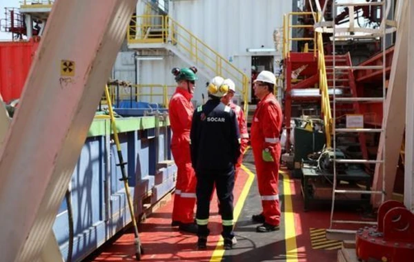 Делегация SOCAR, ГНФАР и bp ознакомилась с полупогружной буровой установкой имени Гейдара Алиева - ФОТО