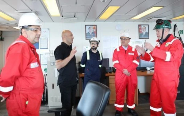Делегация SOCAR, ГНФАР и bp ознакомилась с полупогружной буровой установкой имени Гейдара Алиева - ФОТО