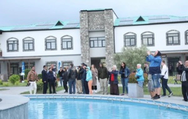 İsveçli səyahətçilər Xudafərin körpüsünü ziyarət ediblər - YENİLƏNİB - FOTO