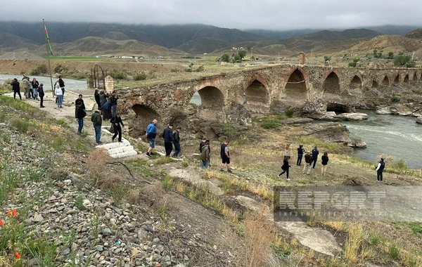 İsveçli səyahətçilər Xudafərin körpüsünü ziyarət ediblər - YENİLƏNİB - FOTO