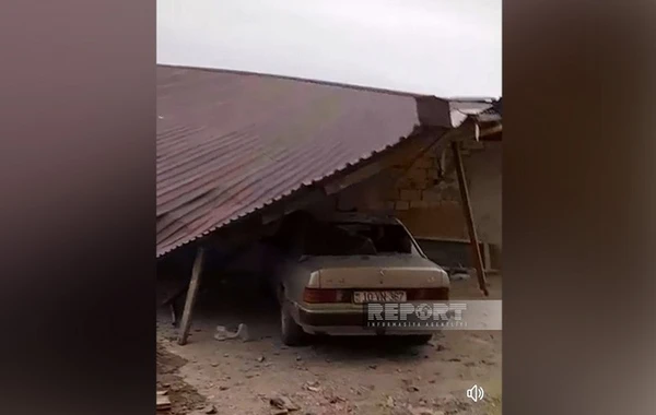 Salyanda güclü külək yaşayış binasının dam örtüyünü uçurub