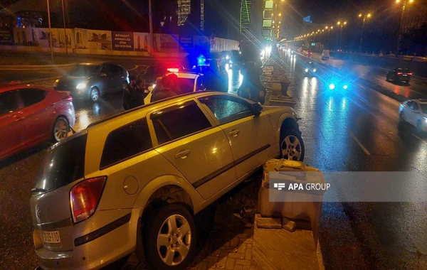 Bakıda avtomobil beton səkiyə çırpılıb - FOTO