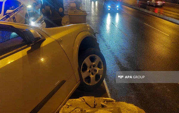 В Баку автомобиль врезался в бетонное ограждение - ФОТО