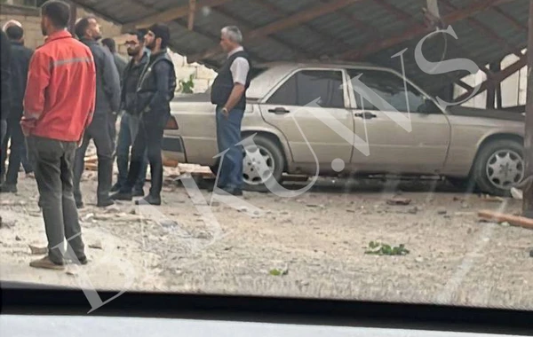 Güclü külək evin damını uçurdu - Maşına ciddi ziyan dəydi - FOTO/VİDEO