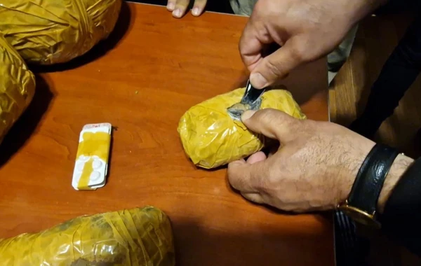 Polis narko-kuryerlik edən şəxsləri saxladı - FOTO