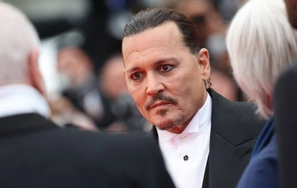 Conni Depp festivalda göz yaşlarını saxlaya bilmədi - VİDEO