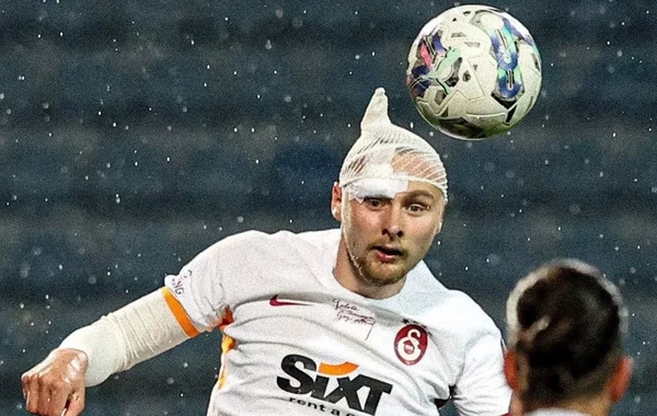 "Qalatasaray"ın oyunçusundan fədakarlıq - FOTO