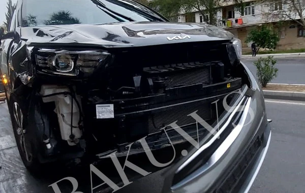 В Баку столкнулись два автомобиля, один перевернулся - ВИДЕО