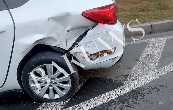В Баку столкнулись два автомобиля, один перевернулся - ВИДЕО
