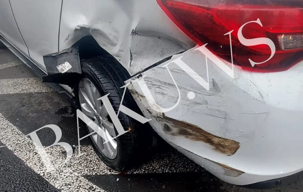 В Баку столкнулись два автомобиля, один перевернулся - ВИДЕО