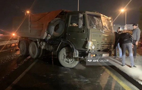 В Баку столкнулись легковой автомобиль и "КамАЗ", пострадали 5 человек - ФОТО