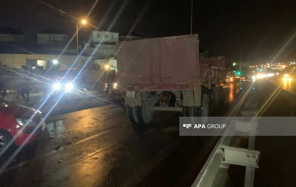 В Баку столкнулись легковой автомобиль и "КамАЗ", пострадали 5 человек - ФОТО
