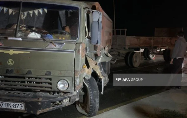В Баку столкнулись легковой автомобиль и "КамАЗ", пострадали 5 человек - ФОТО