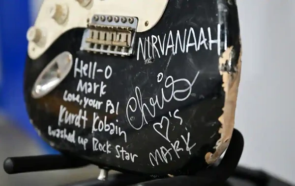 Kurt Kobeynin sınmış gitarası inanılmaz məbləğə satıldı - FOTO