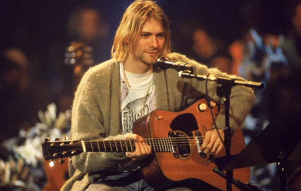 Kurt Kobeynin sınmış gitarası inanılmaz məbləğə satıldı - FOTO