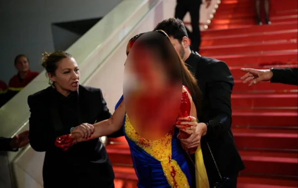 Qırmızı xalıda yeriyən bloger özünü "qan"a buladı - VİDEO