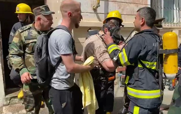 Bakıda yaşayış binasında yanğın: Üç nəfər xilas edildi - FOTO/VİDEO
