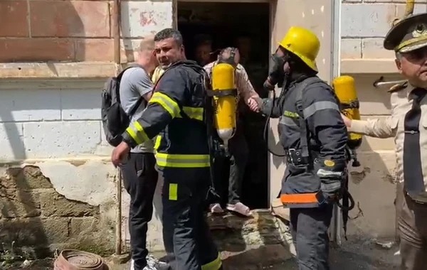 Bakıda yaşayış binasında yanğın: Üç nəfər xilas edildi - FOTO/VİDEO
