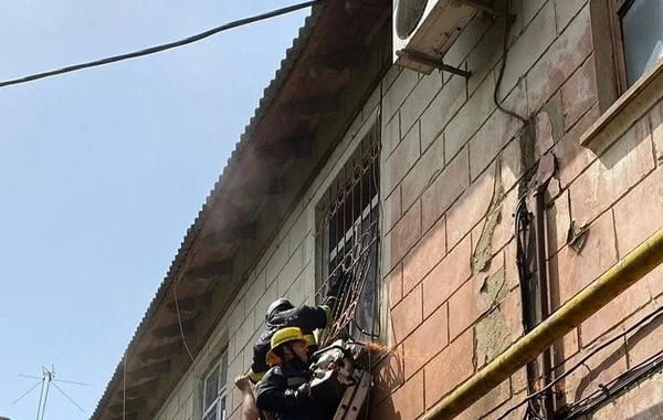 Bakıda yaşayış binasında yanğın: Üç nəfər xilas edildi - FOTO/VİDEO