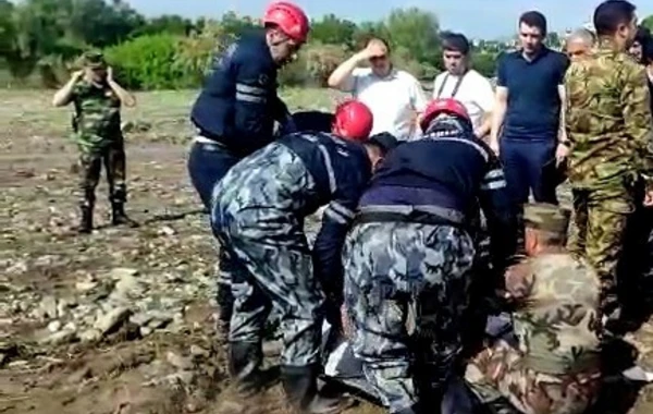 Azərbaycanda sel nəticəsində ölənlərin cəsədi çaydan çıxarılıb - FOTO