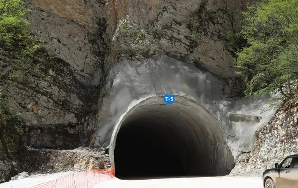 Prezident Toğanalı-Kəlbəcər-İstisu yolunda inşa edilmiş tunellər və Kəlbəcər-Laçın avtomobil yolunda görülən işlərlə tanış olub - FOTO